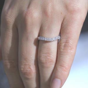 Bead set diamond etched curved ring OroSpot