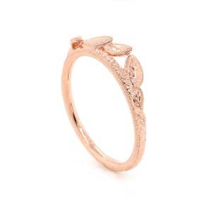 Leaf engraved wedding ring gold by OroSpot