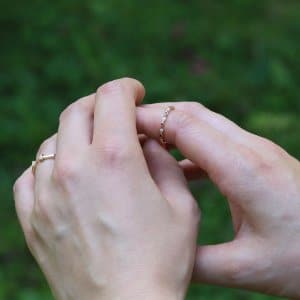Open arrow ring in a hand OroSpot