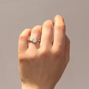 Romantic Elegant Moissanite engagement ring