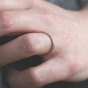 Stack thin milgrained band
