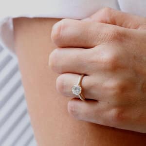 Single stone FOM engraved ring by OroSpot