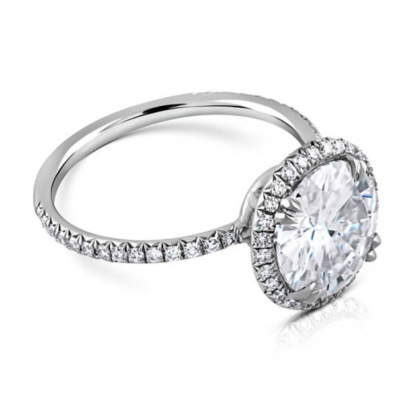 Round diamond engagement ring