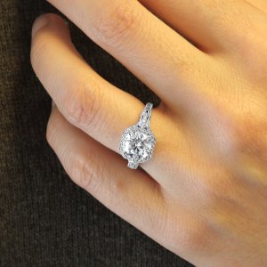 Diamond antique design ring with round diamond
