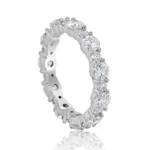 Alternating diamonds wedding band